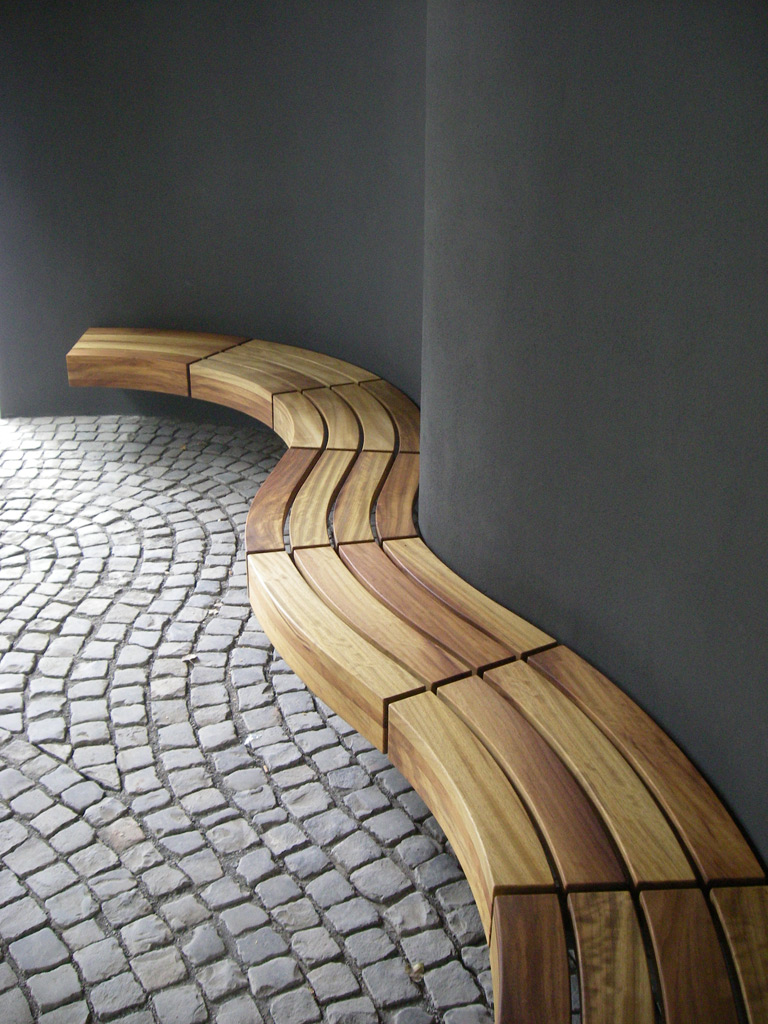 Geschwungene Sitzbank – Hemlock auf Stahlträgern gelagert – modellumbauten