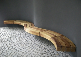 Geschwungene Sitzbank – Hemlock auf Stahlträgern gelagert – modellumbauten